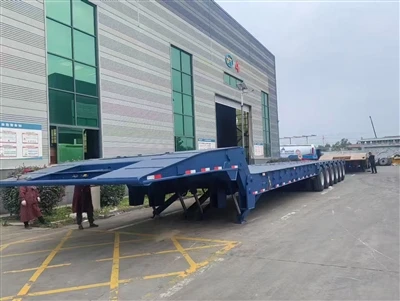 A Low Flatbed Trailer With A Foldable Goose Head